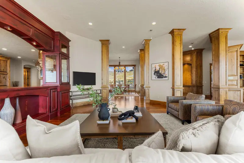 6381 E Wildhorse Lane