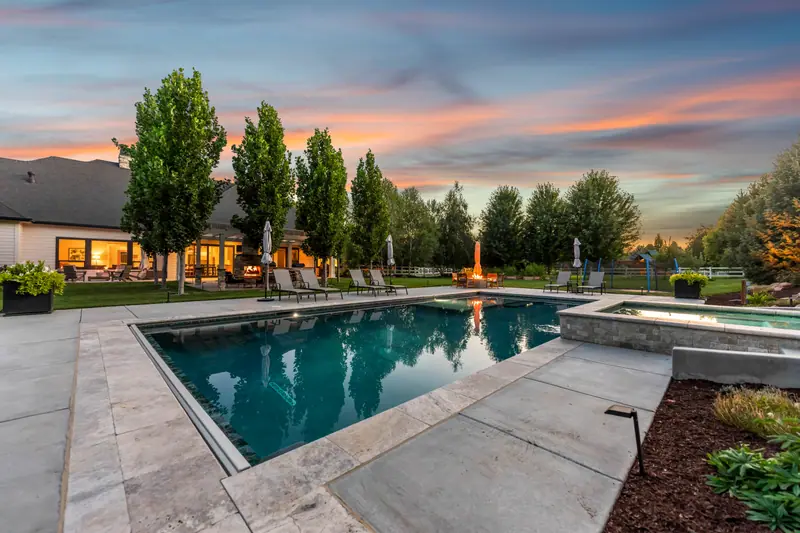 2452 W. Champagne