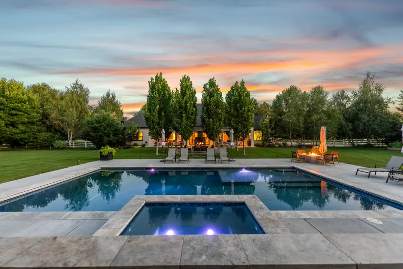 2452 W. Champagne